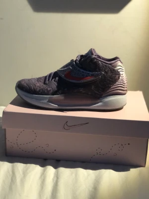 Nike KD 14 NRG - Säljer mina KD 14 då dem tyvärr blivit försmå, suverän basketsko med mycket kvar att ge. Storlek 42,5, Uk 8, 27cm. Fråga bara på vid undringar😉(är prutbar vid snabb affär, hämtas upp vid Stockholms områderna