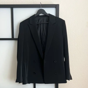 Hoys blazer 7331 från Samsøe Samsøe - Säljer min hoys blazer 7331 från Samsøe Samsøe.   Nästan som ny - använd 1 gång.   Nypris 1999-2065 kr