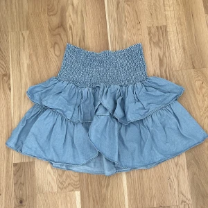 Jeanskjol med volang - Finaste kjolen från Neo Noir, i nyskick!