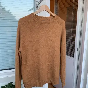 Stickad tröja från hm i beige/brun/orange färg Storlek M Sitter true to size