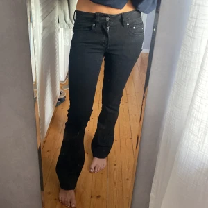 Bootcut jeans  - Super snygga lågmidjade bootcut jeans från G-star! Använda 1 gång, originalpris: 899!
