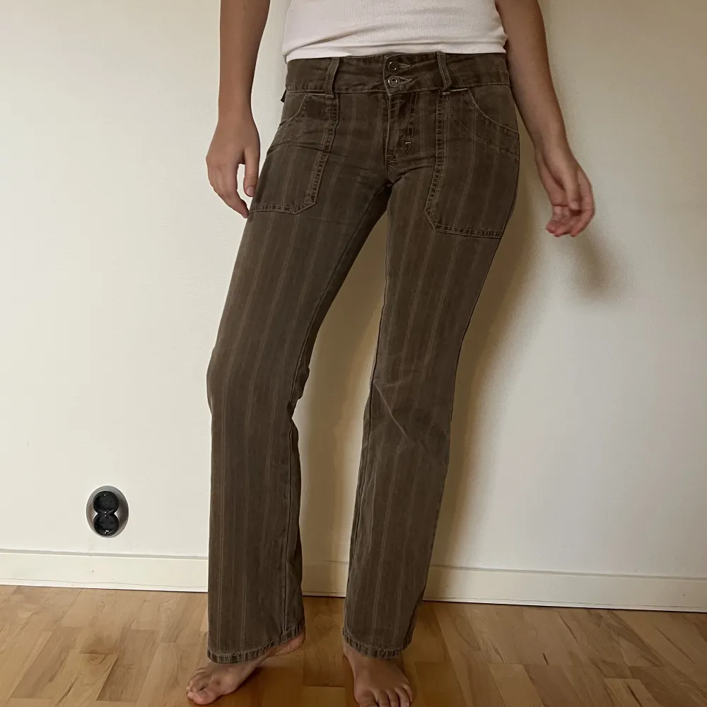 vintage byxor från mustang 🌷 midjemått: 82,5cm innerbenslängd: 80,5cm 💥dubbla knappar fram och coola fickor bak! . Jeans & Byxor.