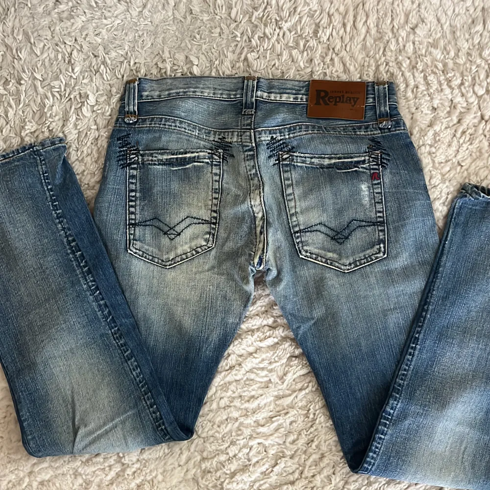 Snygga lågmidjade replay jeans som tyvärr är för stora för mig 💗Står 29x32 men skulle säga att de är en aningen större än det! 🙌🙌 Skriv vid frågor. Jeans & Byxor.
