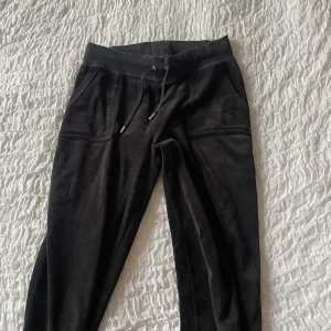 Juicy byxor  - Säljer mina juicy byxor som jag inte använt på 1-2år. De finns ett litet håll som är lätt att laga. 