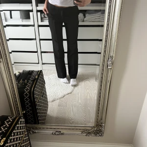 Lågmidjade kostymbyxor - Säljer mina knappt använda lågmidjade kostymbyxor från Neo Noir då de är för stora för mig. De är mycket mer lågmidjade än vad de ser ut på bilden. Nypris 700kr.