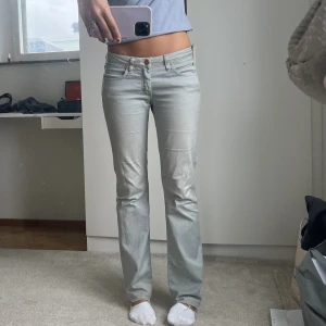Acne jeans🫶💕💕 - Gråa lågmidjade Acne jeans i en sjukt snygg färg!! Använda men väl omhändertagna! Passar till allt😍 Jag är 175cm och dem passar mig!👍🫶💕 BUD:280kr