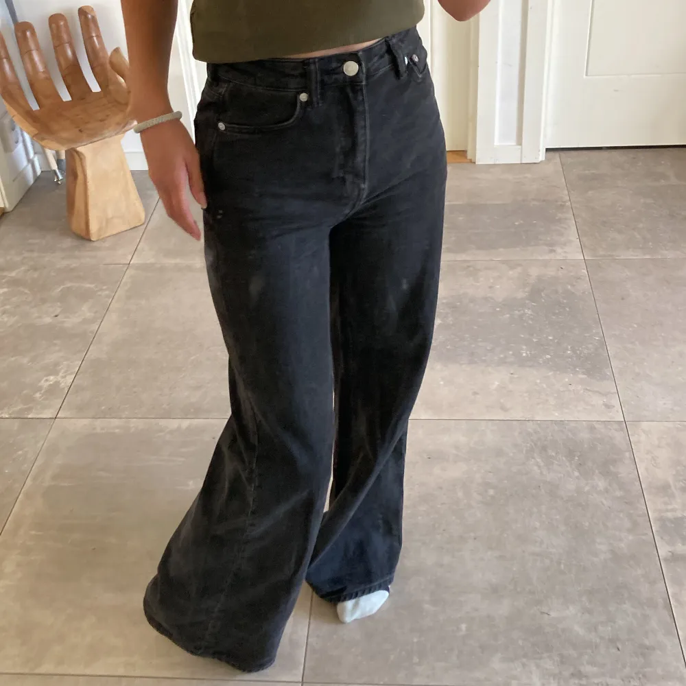 Säljer dessa mörkgråa baggy jeansen eftersom de ej kommer till användning längre. Köpt second hand men de kommer originellt från weekday. Använda väldigt fåtal gånger, är i bra skick! (Obs, det är spegeln som är smutsig, inte jeansen) . Jeans & Byxor.