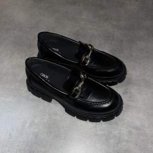 Svarta loafers med guld detaljer Ifrån ASOS, aldrig använda 🌟🌷 storlek 39 🥰🥰🥰 