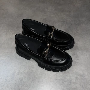 Svarta Loafers Skor - Svarta loafers med guld detaljer Ifrån ASOS, aldrig använda 🌟🌷 storlek 39 🥰🥰🥰 