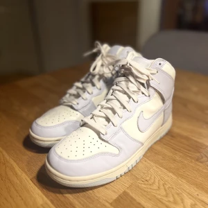 Nike Dunks - Nike Dunks High ”football grey” Fint skick använda fåtal gånger under vinterhalvåret därav väldigt rena. 