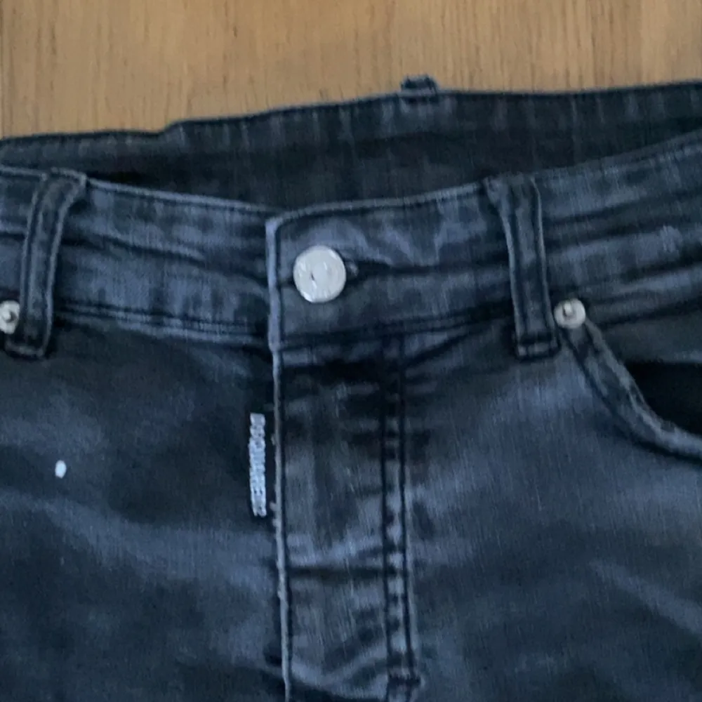 Säljer dessa jeans i strlk 48 men som har blivit mindre i tvätten. De är svarta/gråa och ej äkta. Jeans & Byxor.