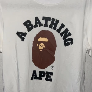 Bape collage t shirt  - En bape tshirt jag fick av mamma för några månader sedan men den kom aldrig till användning. Använd ca 10 gånger  Skick 10/10 ingen fläck eller något vad jag kan se, tags ingår! Storlek M men passar också S. Har du frågor är det bara att höra av dig!
