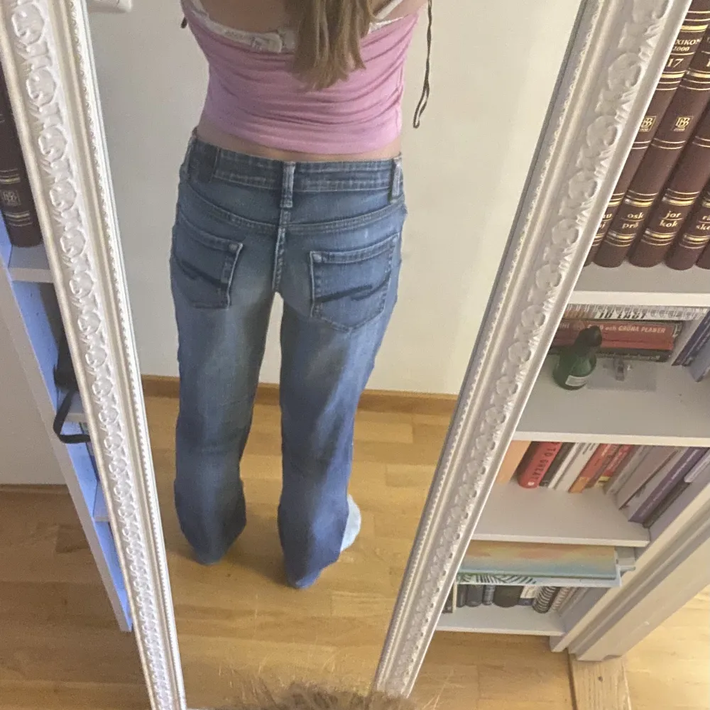 Säljer dessa fina jeans pga att de håller inte kommer till användning💕 Modell: Sahra Straight Denim. Storlek 36 men passar 34 också!  Bra skick. Frakt tillkommer💕. Jeans & Byxor.