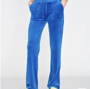 Juicy Couture Byxor  - Superbekväma och snygga mjukisbyxor från juicy couture i färgen mörkblå. Byxorna är sparsamt använda men några sömmar har tyvärr släppt lite på höger bakficka, finns bild om du är intressant. Byxorna är i XXS men skulle säga att de passar XS också!💙