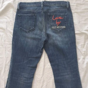 Love Moschino jeans  - Storlek 27. Sitter fint och har inga skavanker. De är sommar jenas så de är lite kortare i benen och fransiga längst ner. Sitter snyggt format på både lår och bak. Köpta på BIZARRE i malmö för några år sedan, har inget kvar kvittot. 