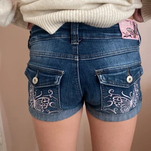 Y2k shorts - Säljer mina jättesnygga lågmidjade y2k shorts då de inte kommer till användning! De är i I bra skick skriv privat om ni har några frågor!!