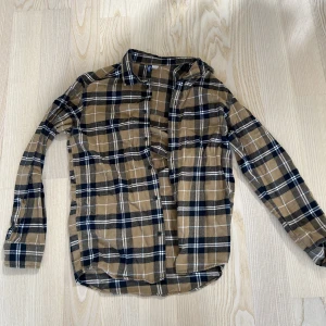 Flanellskjorta  - Flanellskjorta från HM i mycket gott skick 