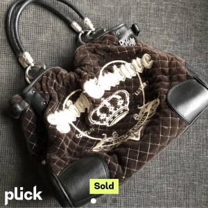 Juicy väska  - Såå fin juicy väska😫😫 Köpte den på plick för två år sen.  Säljer den för ja knappt använder den längre.  Den har en liten skada på ena ”axelbandet” men annars är den i topp skick! Kan skicka bild vid intresse!💕💕 Startar budgivning om många är intresserade