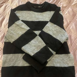 Stickad tröja - Har knappt använt så den är som ny och är väldigt stor i storleken så passar större storlekar