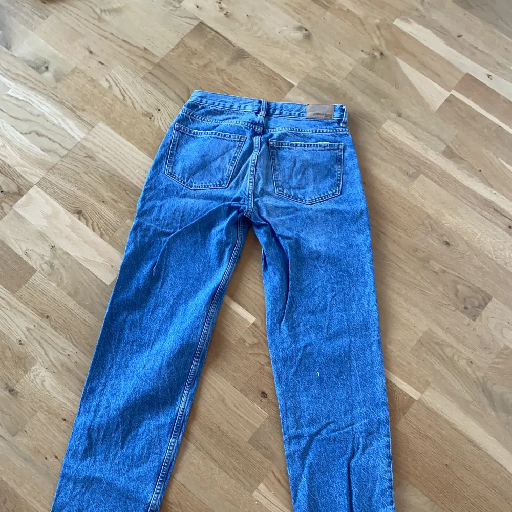 Low rised straight jeans från Gina, använda 3-5 gånger så nästan helt nya, säljer pågrund av att dom är lite små💙kontakta vi minsta fråga. Jeans & Byxor.