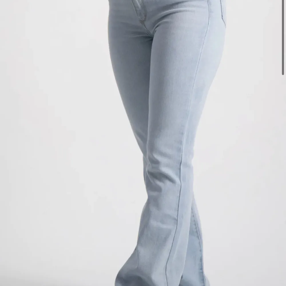 Säljer likande sånna flared jeans från Zalando ( hittar inte de på Zalando då de är ogiltiga ) , använt 2 ggr, skriv för bilder!! Har även sytt upp de så de passar perfekt på mig som är 161. Ny pris 399kr.. Jeans & Byxor.