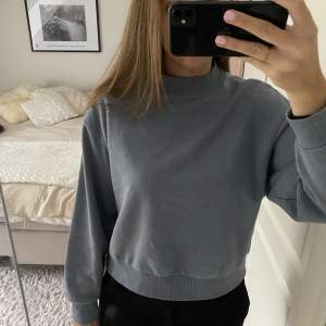 Säljer en sweatshirt från weekday💕den är oversize i modellen och passar en M 