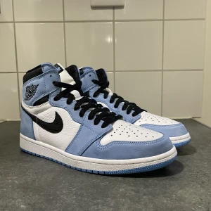 Jordan 1 High University Blue - Skick: 9/10 på size 44🔥 7-8/10 på size 44,5👍 Kvitto äkthetsbevis samt originalbox tillkommer✅🤩 Meddela gärna för mer information eller bilder🤝