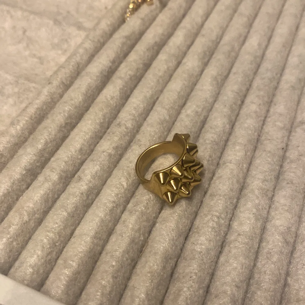 Säljer min Edblad ring som är sparsamt använd så den är i fint skick. Säljer då jag ör en silver tjej. Skulle kunna byta mot en likadan fast i silver.. Accessoarer.