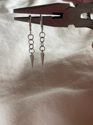 Nit örhängen silver - Handgjorda nitörhänhen från mitt small business StarZshoop! 💘