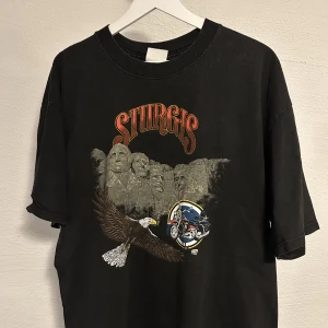 Vintage t-shirt - Säljer denna coola vintage t-shirt med tryck både fram och bak. Tröjan är köpt på Beyond Retro. Skriv privat för fler bilder😊