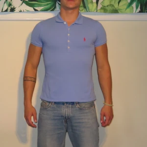 Ralph Lauren Piké  - Hej! Säljer denna fina piké den Ralph Lauren.  Con 8/10 Inga hål eller liknade men två mörkare prickar bredvid knapparna till vänster(se bild.3).  Syns bara om man inte kollar jättenära! Storlek L i barn sitter som XS. Hör gärna av dig vid fler frågor🙏