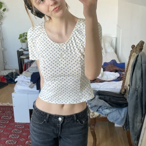 Sommartopp - Så fin tröja med blommönster🫶 köpt second hand men är umbra skick, skriv vid frågor🫶