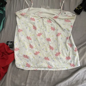 Linne  - Fint linne me blommor på och en roset på framsidan 