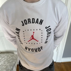 Jordan tröja - Sällan använd och sitter mycket bra på någon kring 170cm. 
