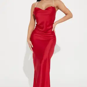 Den här fina röda satin klänning köpte jag från nätet några veckor sen. Jag beställde fel storlek och det gick ej att lämna tillbaka då det var slutförsöljning och alla klänningar slutsålda.  Den är i 100% nyskick, har bara testat den på mig 1 gång.