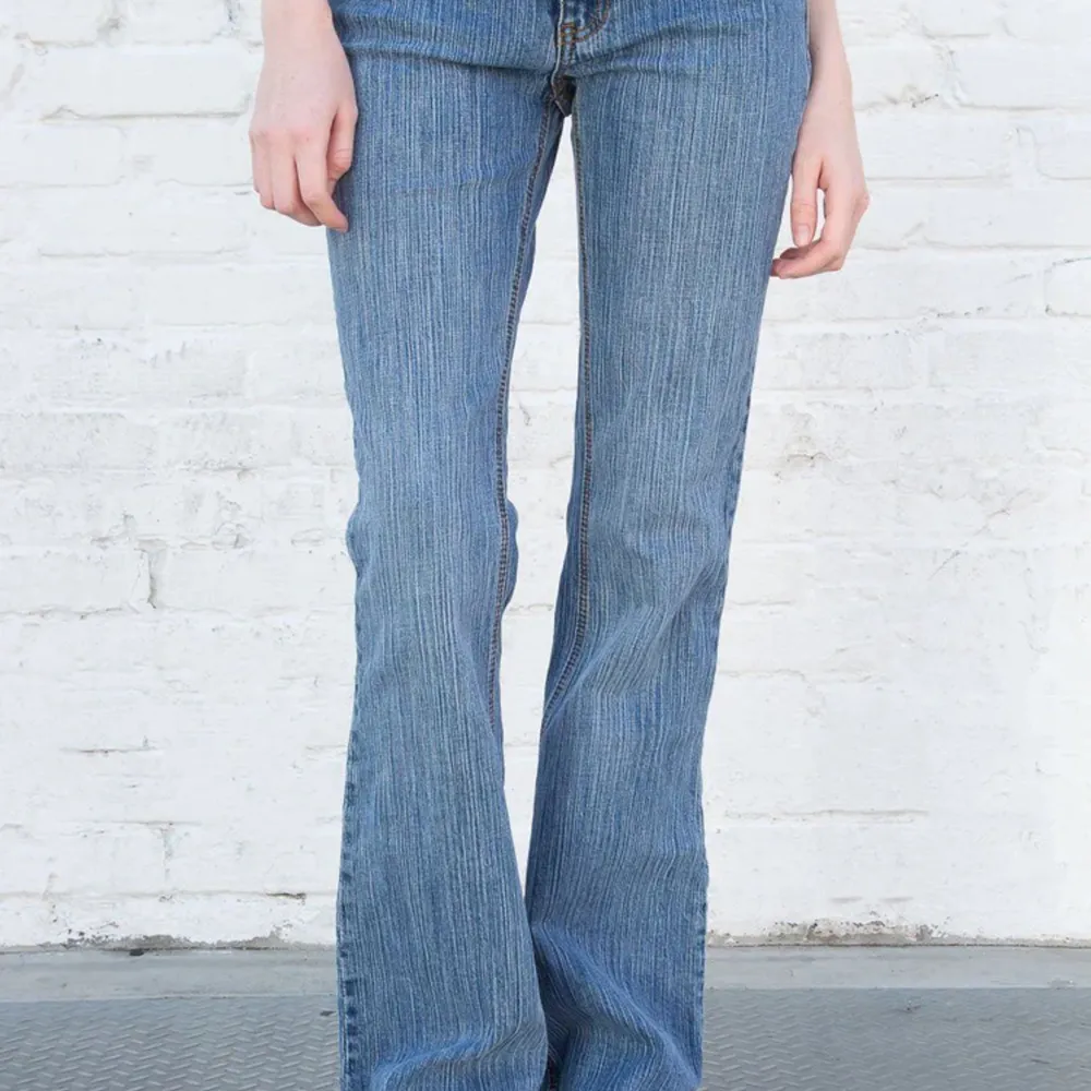 Ett par jättefina Brielle 90’s jeans från Brandy Melville. Säljer då de inte kommer till tillräckligt mycket användning. Inga defekter förutom att jag själv sytt in ett skosnöre vid midjan men det går enkelt att dra ut!❤️ nypris:500kr. Jeans & Byxor.