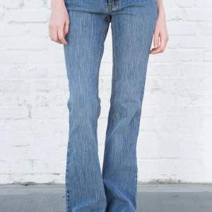 Ett par jättefina Brielle 90’s jeans från Brandy Melville. Säljer då de inte kommer till tillräckligt mycket användning. Inga defekter förutom att jag själv sytt in ett skosnöre vid midjan men det går enkelt att dra ut!❤️ nypris:500kr