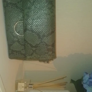 Mörk grön snake skin väska - Denna kmr it till användning. Kan snacka om priset 