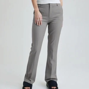 Kostymbyxor - Gråa kostymbyxor från bikbok, använda fåtal gånger och är i jätte bra skick! 