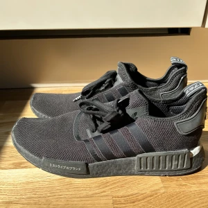 Adidas NMD - Säljer nu ett par svarta Adidas NMD’s köpta för ca 4 år sedan, sparsamt använda så i jättebra skick! Storlek är 45,5 herr storlek.