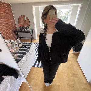 Kofta - Skitsnygg kofta som jag köpt secondhand. Jättemysig och passar till allt❤️ 