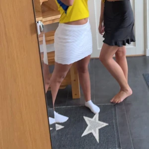 Kjol - Säljer denna fina vita kjol från hollister. Jättefin och jätteskön. Perfekt till sommaren. 