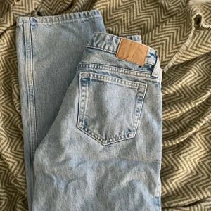Arrow low straight jeans  - färgen summer blue💕💕 köpta i sommar, men inga tecken på användning förutom ett litet E inritat på lappen🥰