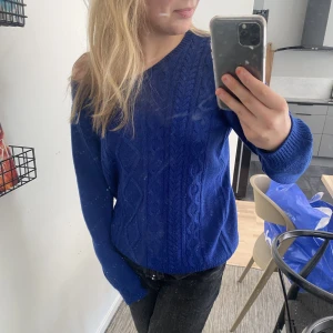 Stickad tröja - Tunt stickad tröja i denna otroliga färg med en oversized passform. Perfekt att dra över sig på sommarkvällen.