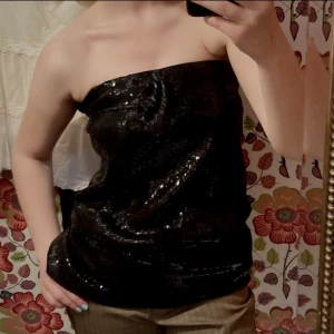 Glittrig top/ kjol - Kjol med glitterpaljetter på som är väldigt fin som top💘i fint skick, pris kan diskuteras!