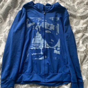 Hoodie - Blå hoodie med dragkedja!🩵 Nyskick!