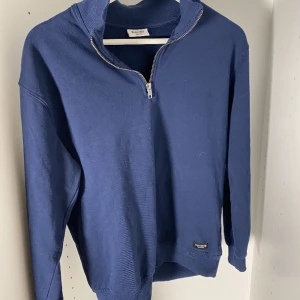 Half zip - Super trendig och snygg mörkblå halfzip från kapphal. Skick 9/10 använd 1 gång. Tröjan är 158-164 i barnstorlek, tredje bilden visar hur tröjan sitter på mig som har XS i vuxenstorlek. Skriv ett dm till mig vid frågor om tröjan👍