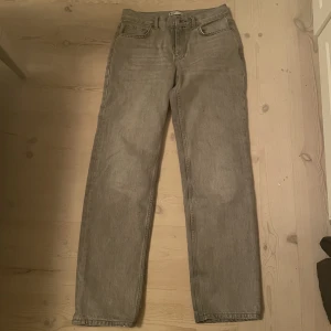 Lågmidjade jeans - Säljer dessa lågmidjade jeans från Gina tricot. Väldigt bra skick bara använda ett fåtal gånger💗Hör av er om ni önskar fler bilder💗Säljer + frakten💗