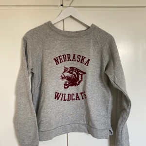 Grå sweatshirt  - Sweatshirt från GinaTricot i strl M (men upplevs som XS/S) pris; 50kr + frakt 