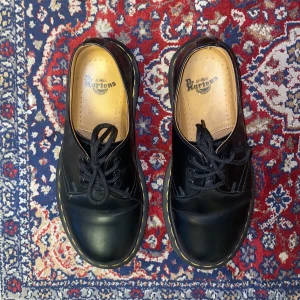 Dr. Martens skor - Dr. Martens med lågt skaft. Knappt använda. Storlek 36 ✨